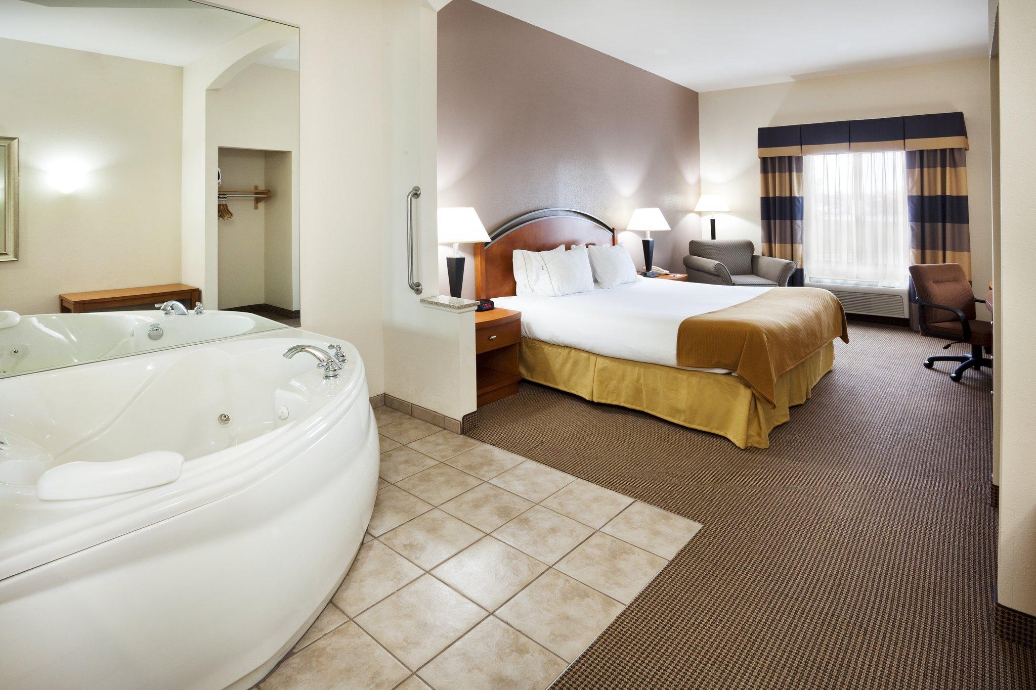 Holiday Inn Express Forest City By Ihg Room photo