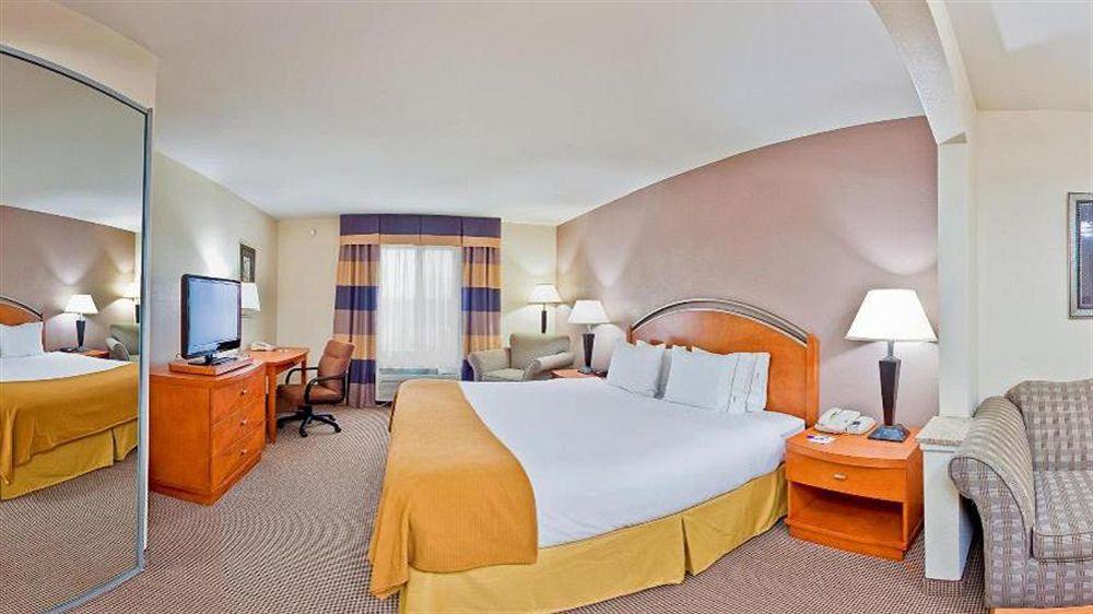 Holiday Inn Express Forest City By Ihg Exterior photo